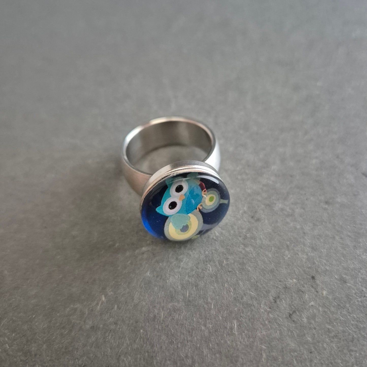 Verspielter Damenring mit Eulenmotiv – Farbiger Hingucker im Pop-Art-Stil