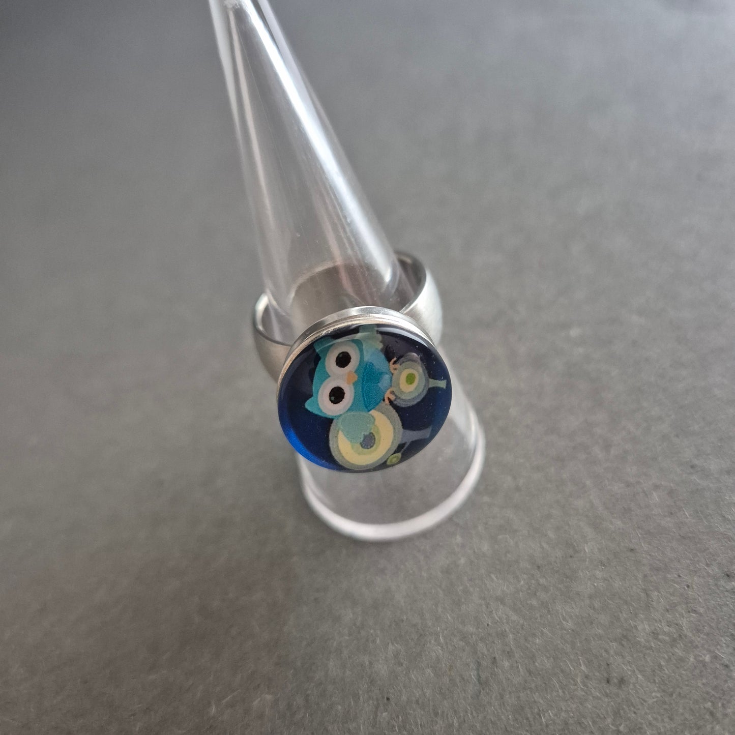 Verspielter Damenring mit Eulenmotiv – Farbiger Hingucker im Pop-Art-Stil