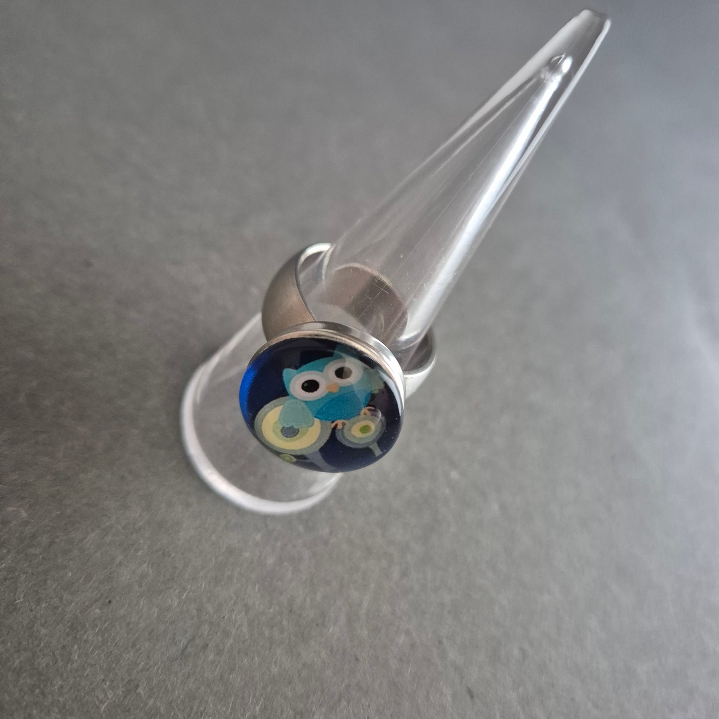 Verspielter Damenring mit Eulenmotiv – Farbiger Hingucker im Pop-Art-Stil