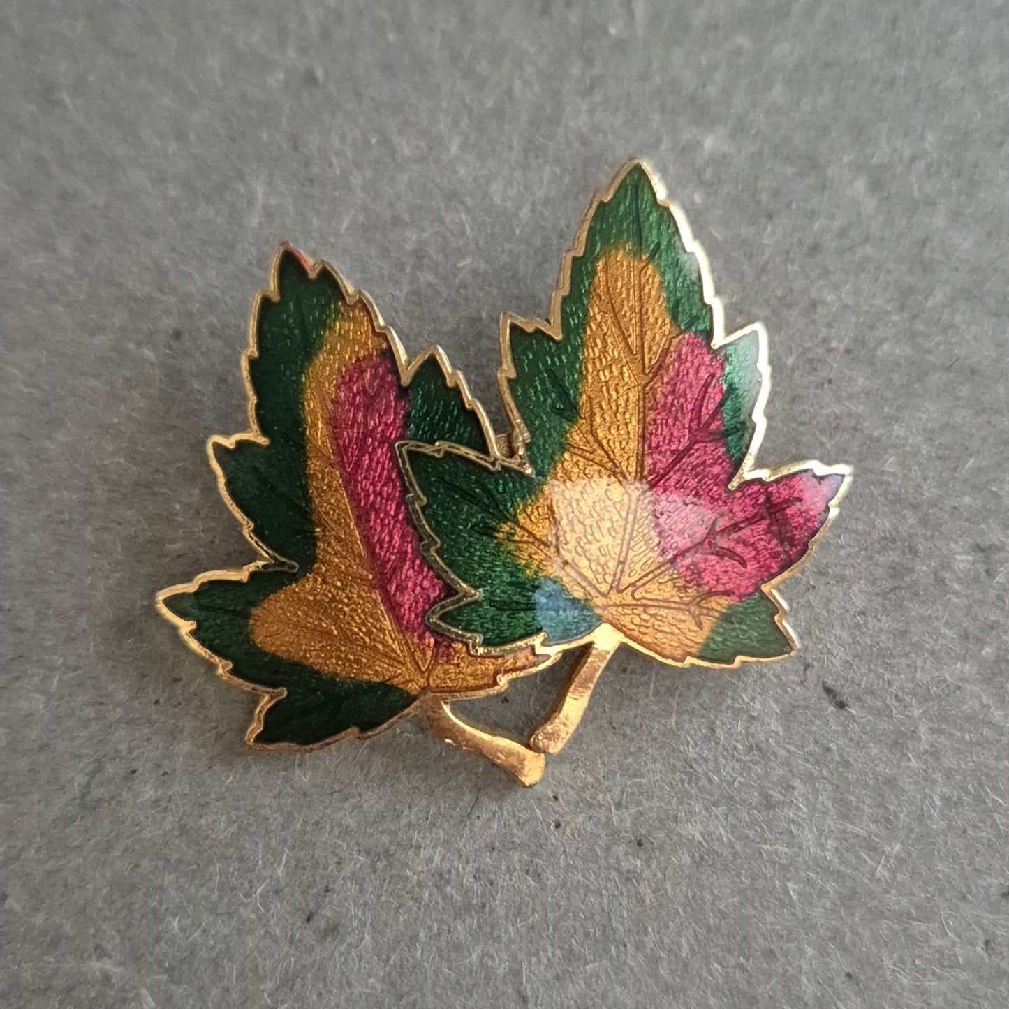 Herbstliche Brosche mit bunten Ahornblättern – Vintage-Charme in Emaille