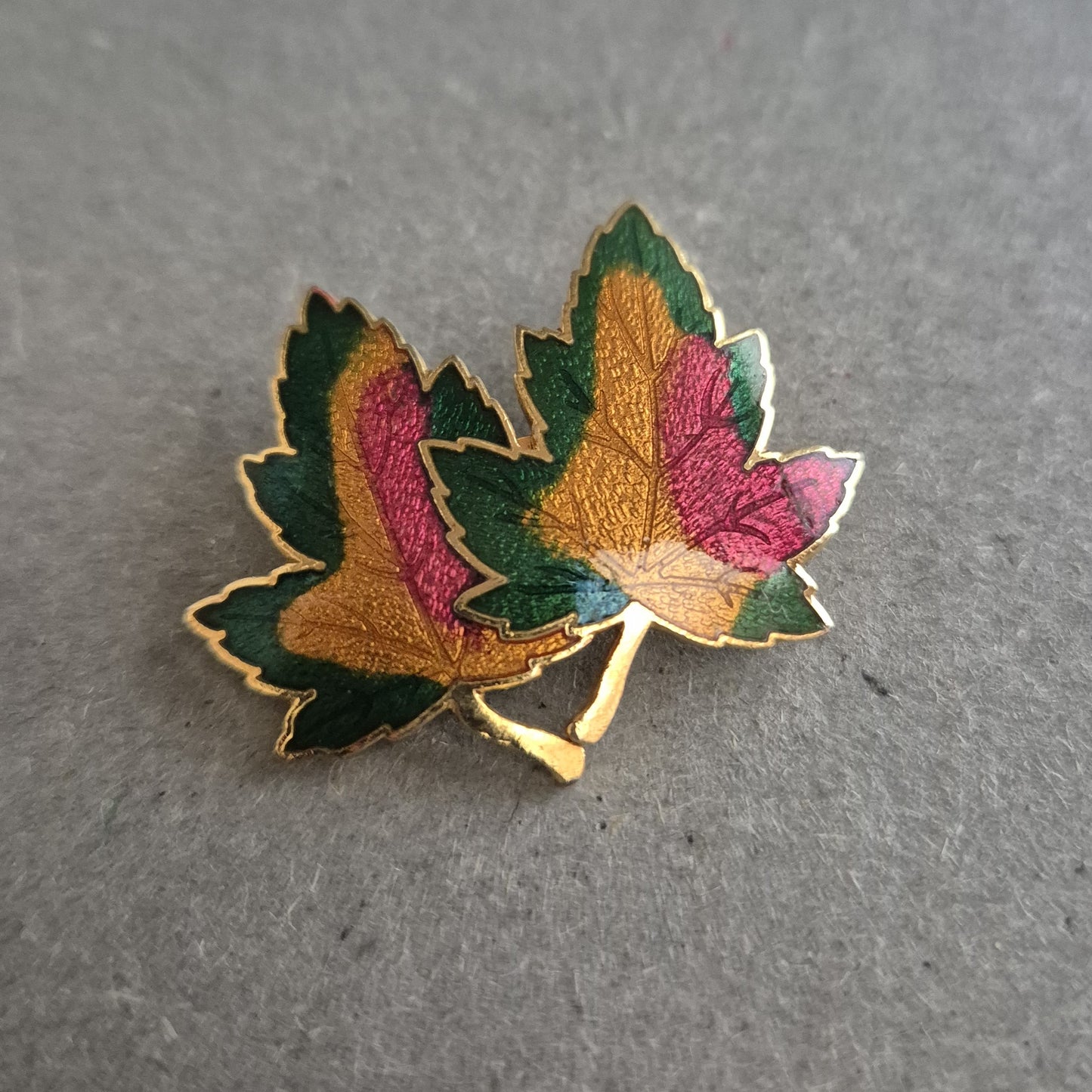 Herbstliche Brosche mit bunten Ahornblättern – Vintage-Charme in Emaille