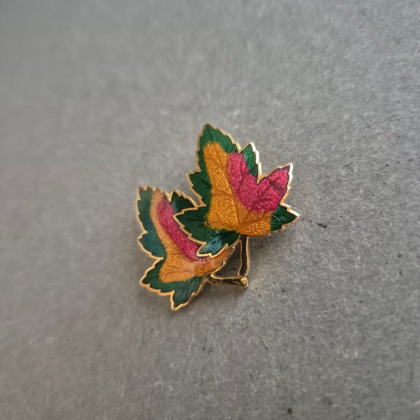 Herbstliche Brosche mit bunten Ahornblättern – Vintage-Charme in Emaille