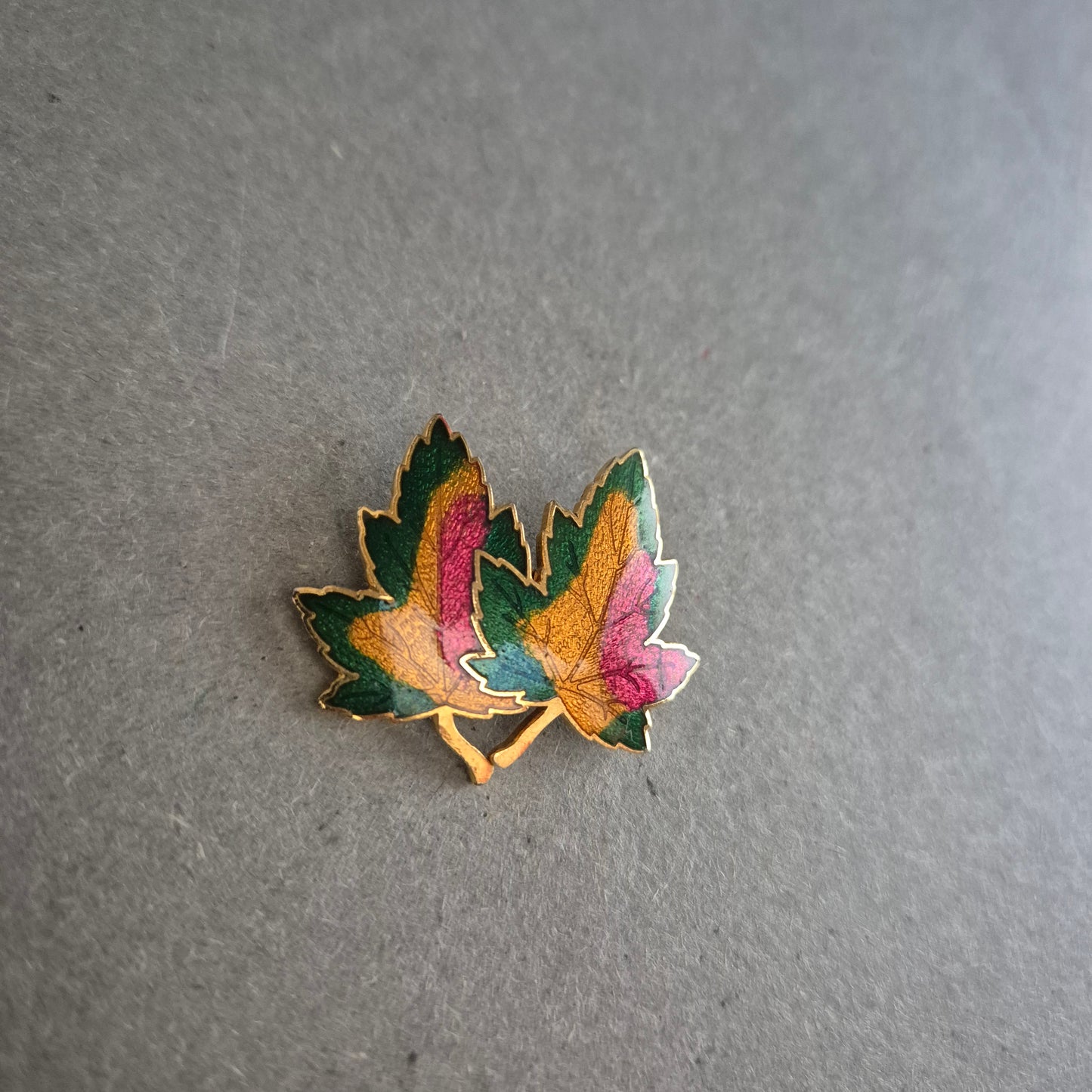 Herbstliche Brosche mit bunten Ahornblättern – Vintage-Charme in Emaille