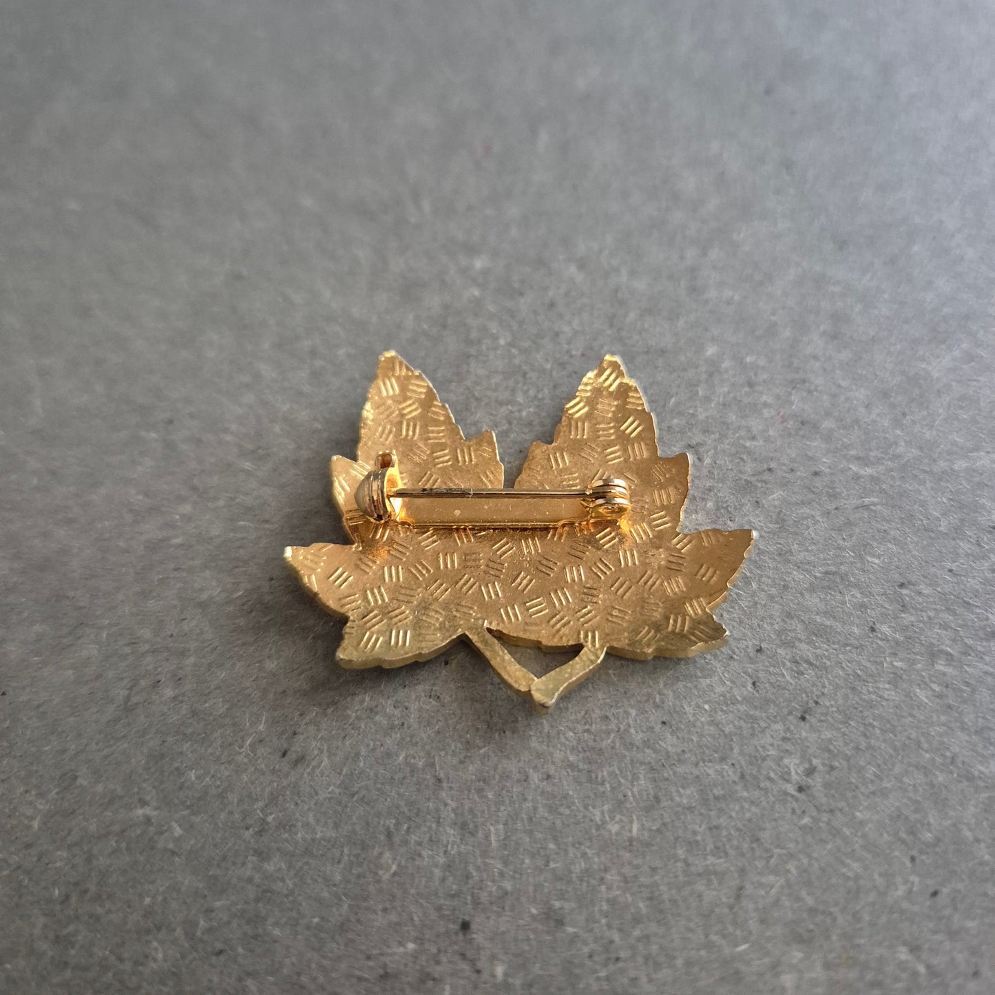 Herbstliche Brosche mit bunten Ahornblättern – Vintage-Charme in Emaille