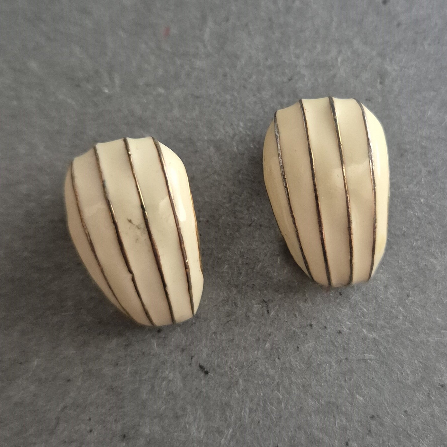 Vintage Ohrclips in Creme – Elegante Streifenoptik der 80er-Jahre