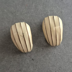 Vintage Ohrclips in Creme – Elegante Streifenoptik der 80er-Jahre