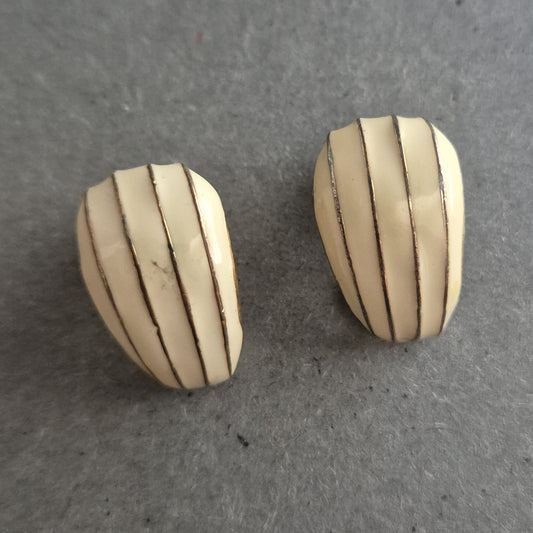 Vintage Ohrclips in Creme – Elegante Streifenoptik der 80er-Jahre