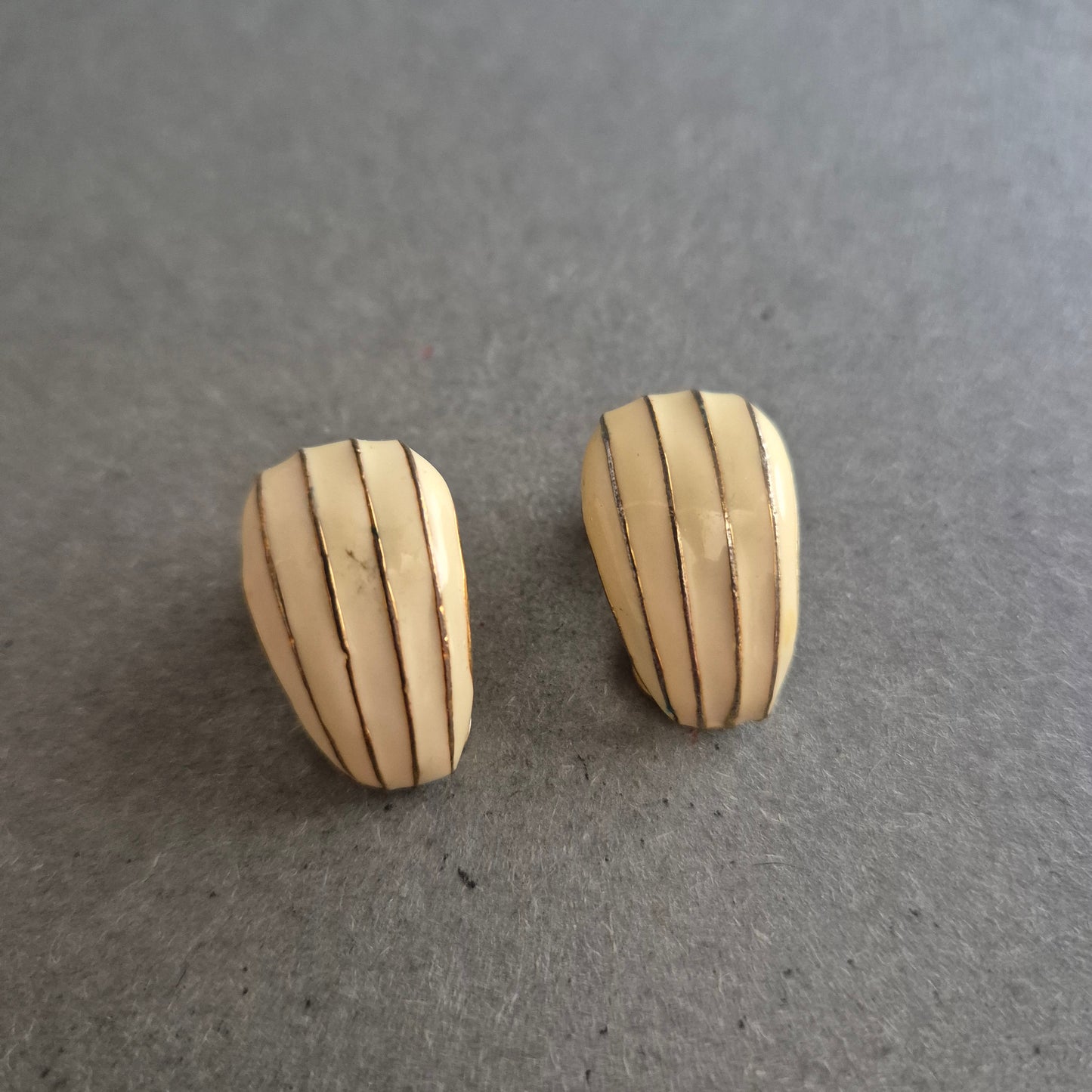 Vintage Ohrclips in Creme – Elegante Streifenoptik der 80er-Jahre