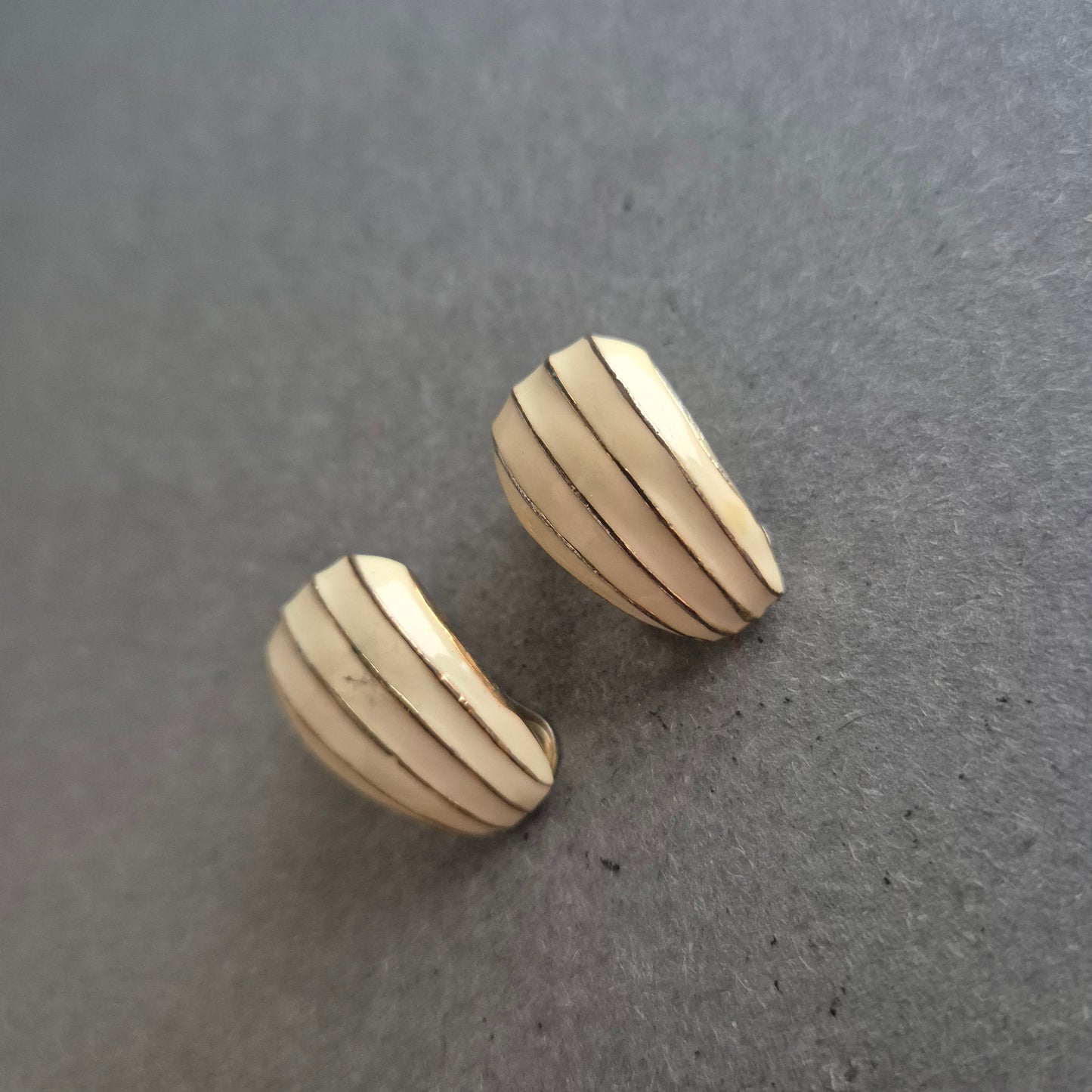 Vintage Ohrclips in Creme – Elegante Streifenoptik der 80er-Jahre