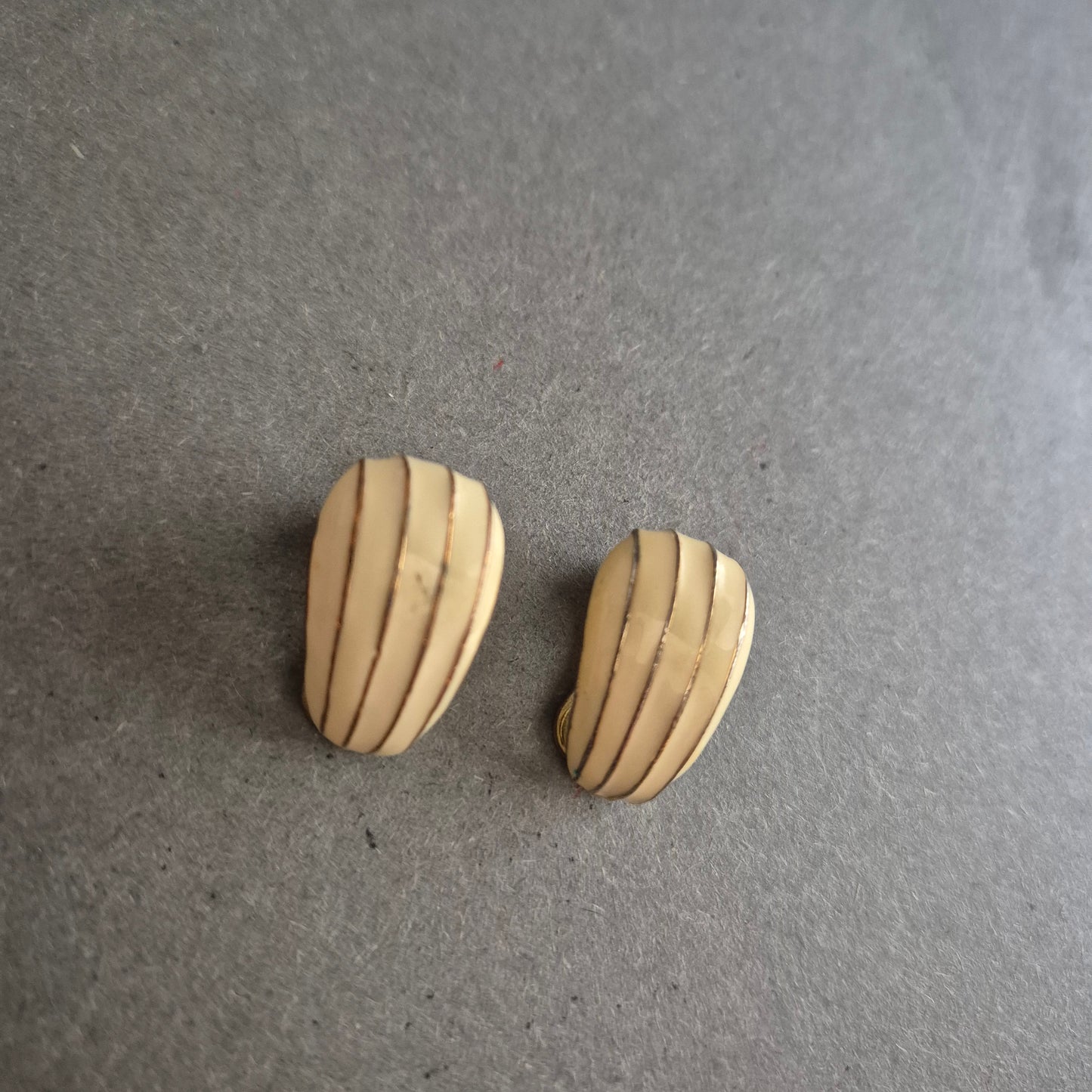 Vintage Ohrclips in Creme – Elegante Streifenoptik der 80er-Jahre