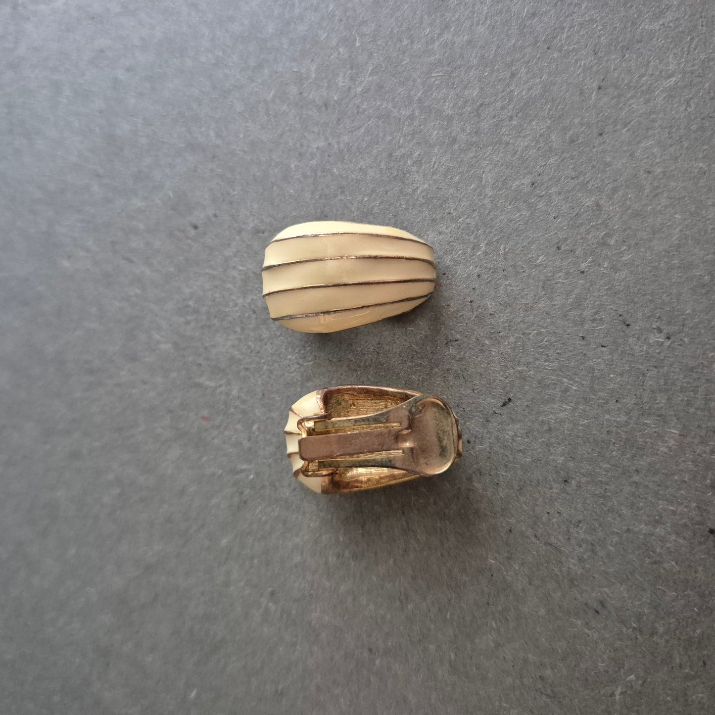Vintage Ohrclips in Creme – Elegante Streifenoptik der 80er-Jahre