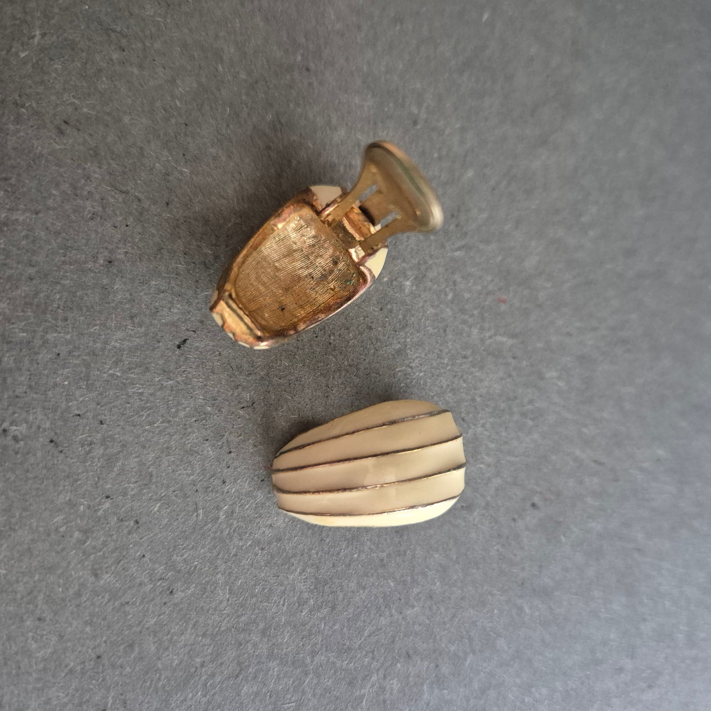 Vintage Ohrclips in Creme – Elegante Streifenoptik der 80er-Jahre