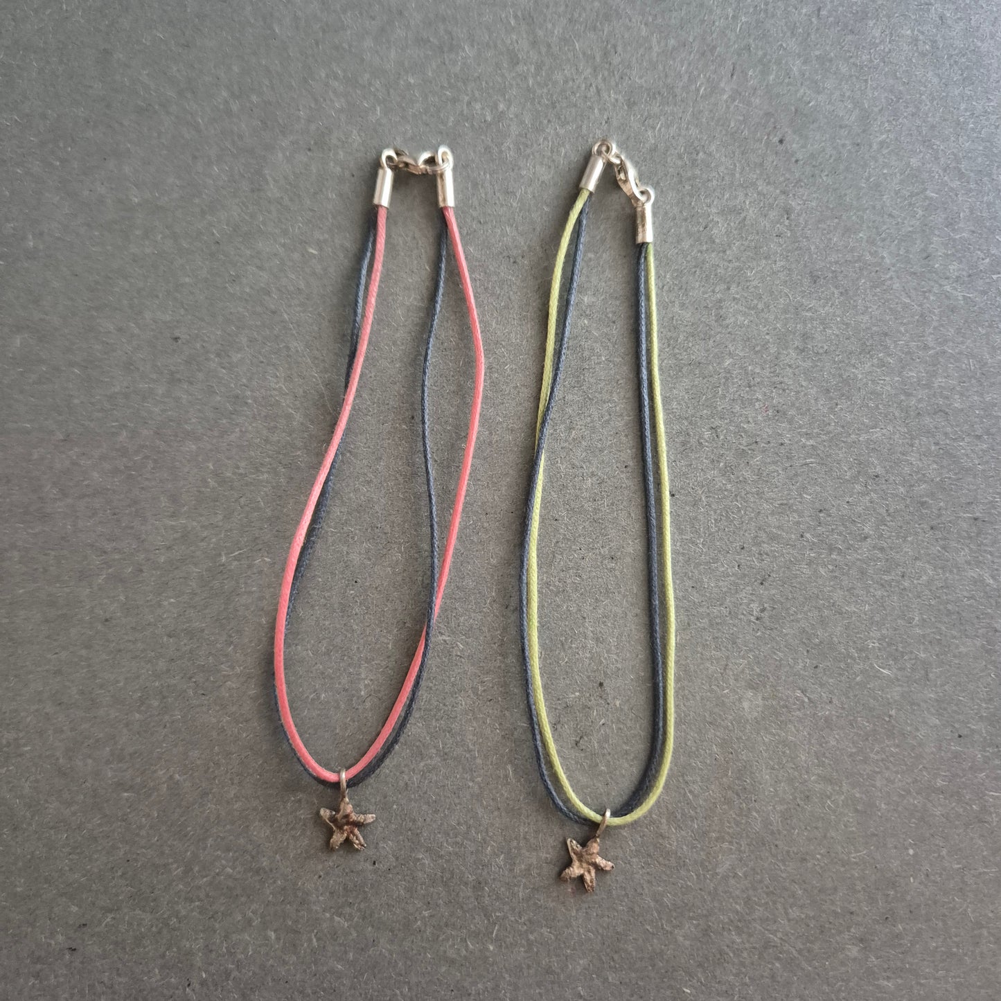 Sommerliche Armbänder mit Seestern-Anhängern – Zweier-Set im Boho-Stil