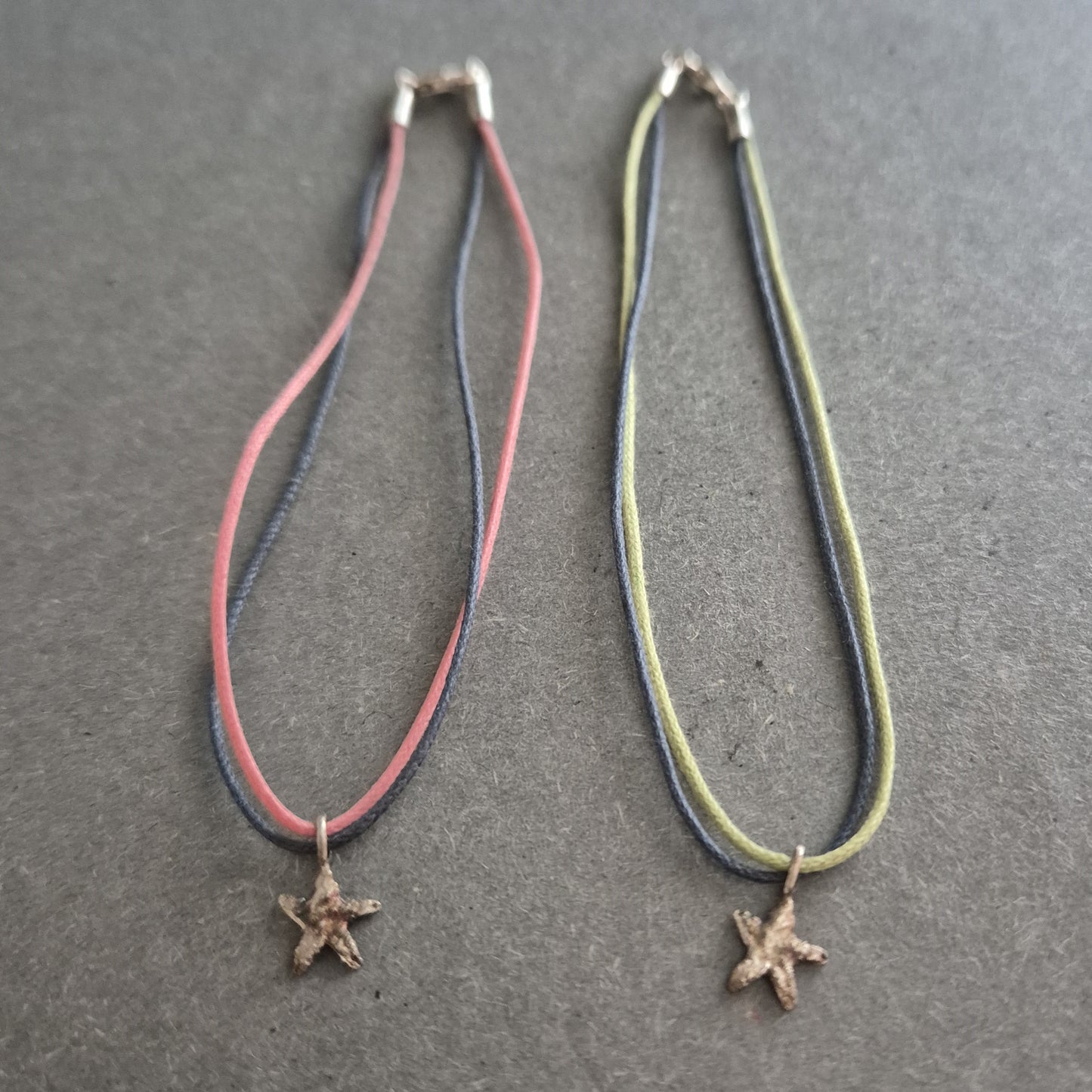 Sommerliche Armbänder mit Seestern-Anhängern – Zweier-Set im Boho-Stil