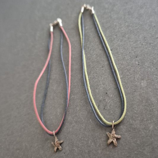 Sommerliche Armbänder mit Seestern-Anhängern – Zweier-Set im Boho-Stil