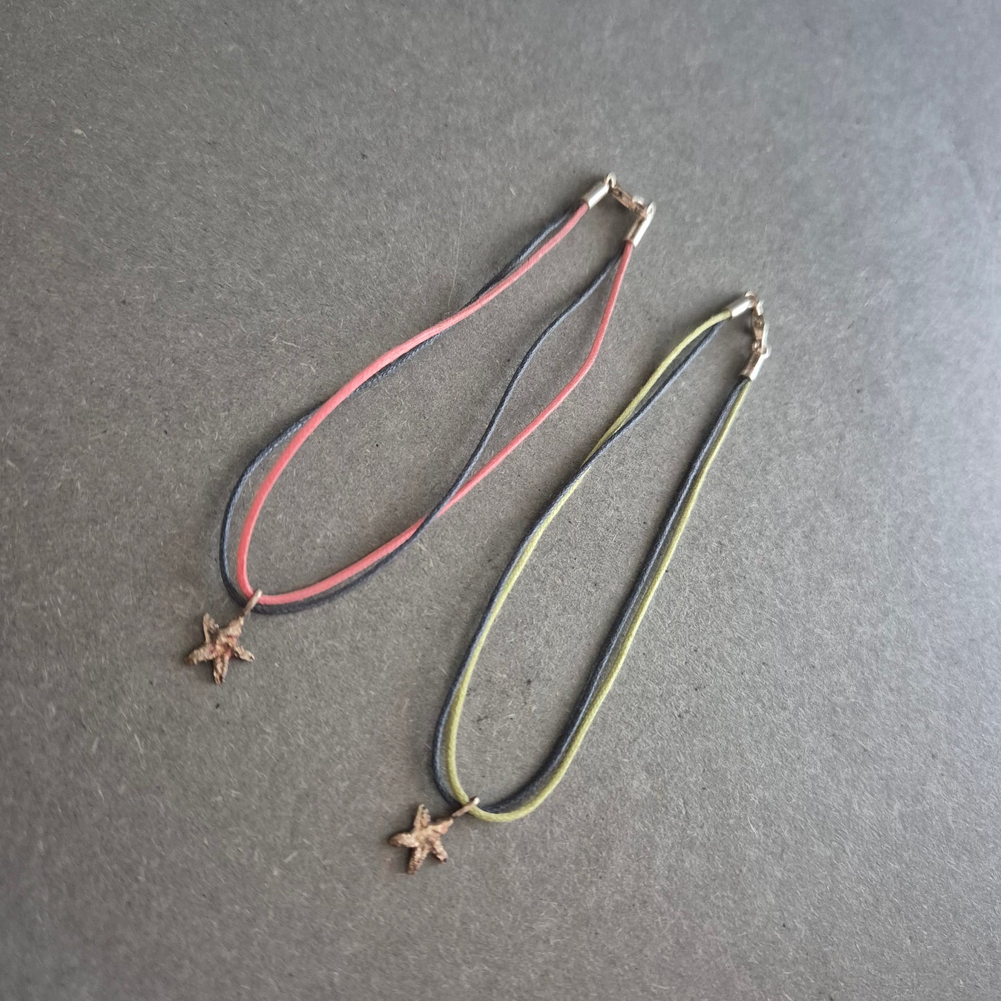 Sommerliche Armbänder mit Seestern-Anhängern – Zweier-Set im Boho-Stil