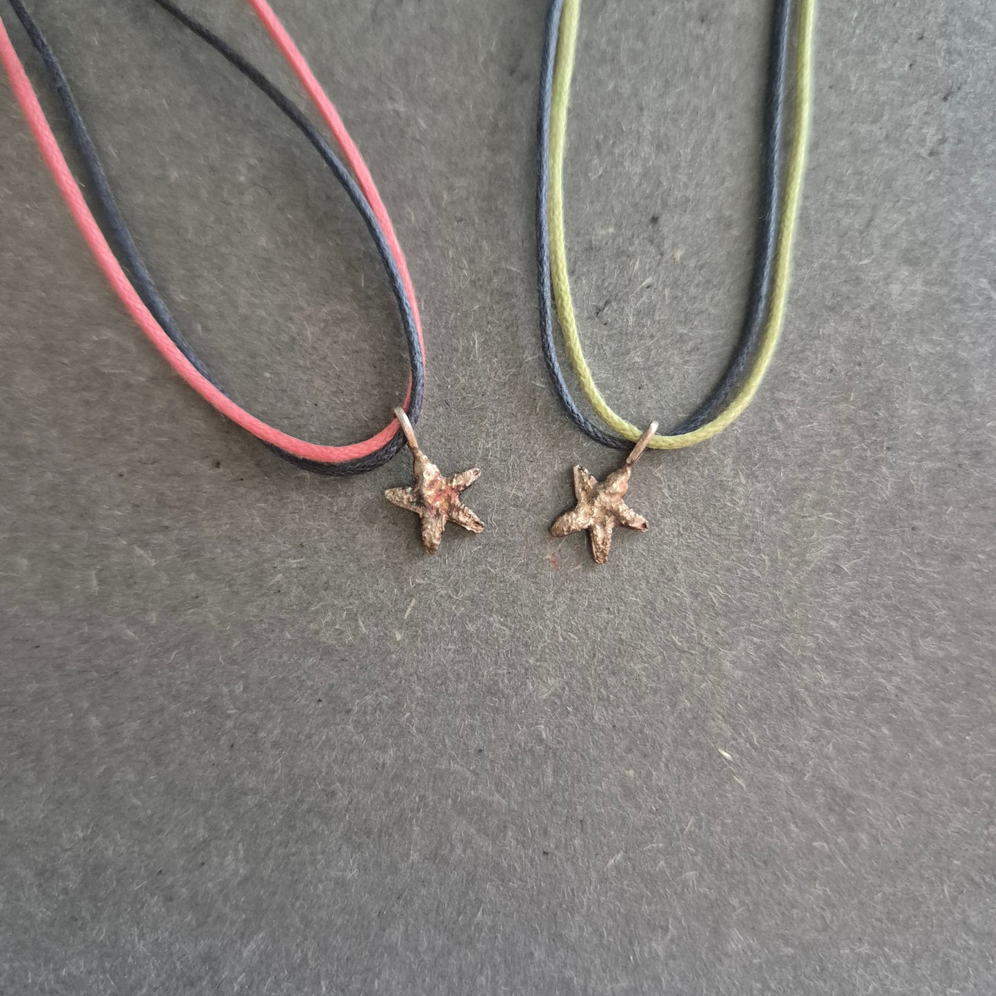 Sommerliche Armbänder mit Seestern-Anhängern – Zweier-Set im Boho-Stil