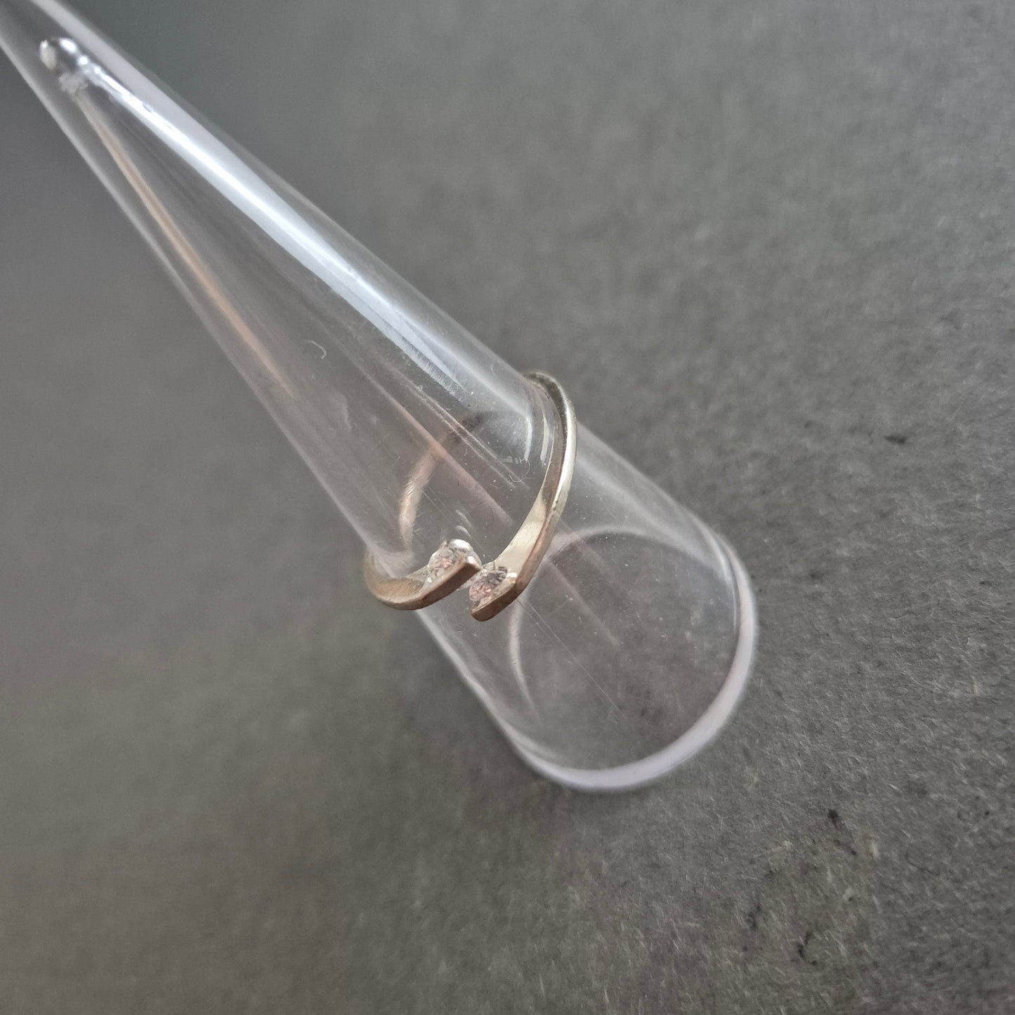 Filigraner Silberring mit Zirkonia – Zeitlose Eleganz in offener Form