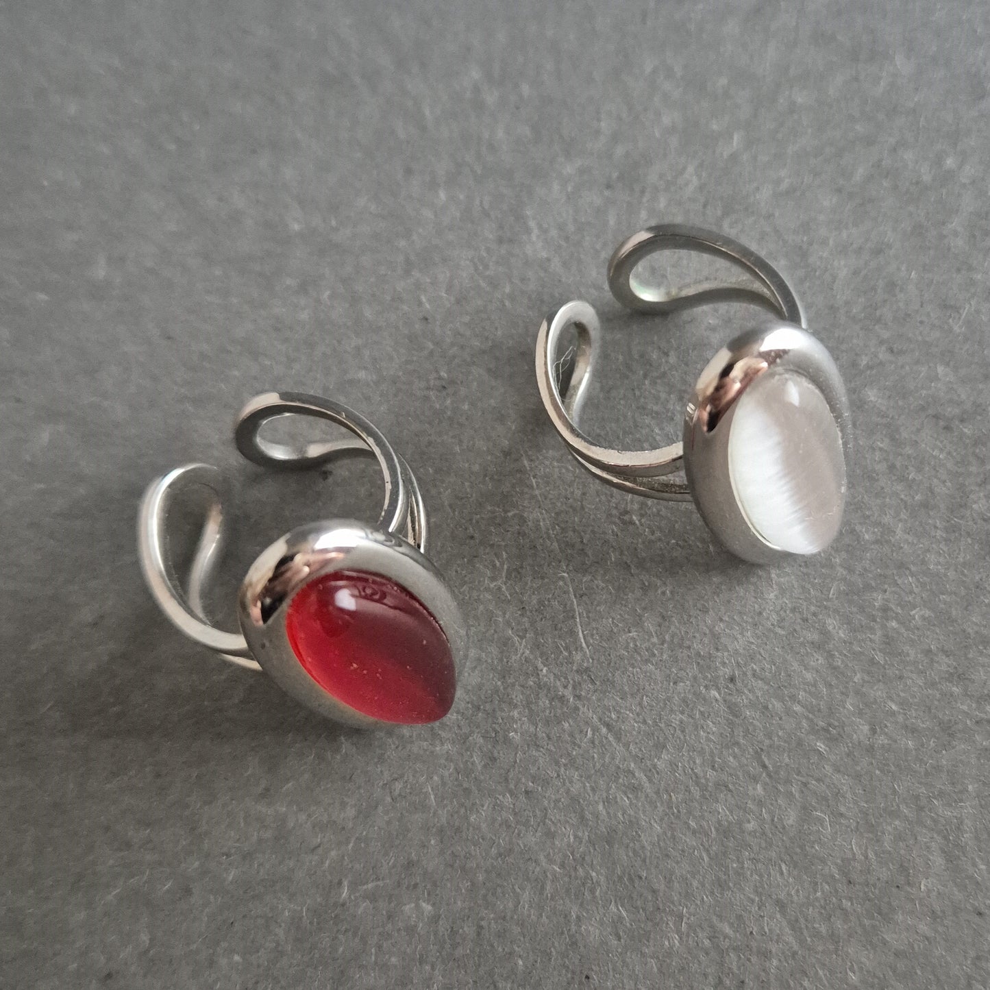 Verstellbare Ringe mit Katzenaugeneffekt – Zweier-Set in Rot & Weiß