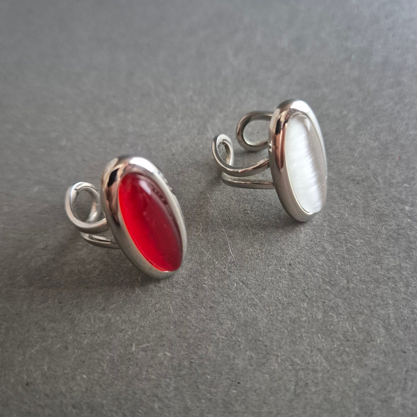 Verstellbare Ringe mit Katzenaugeneffekt – Zweier-Set in Rot & Weiß