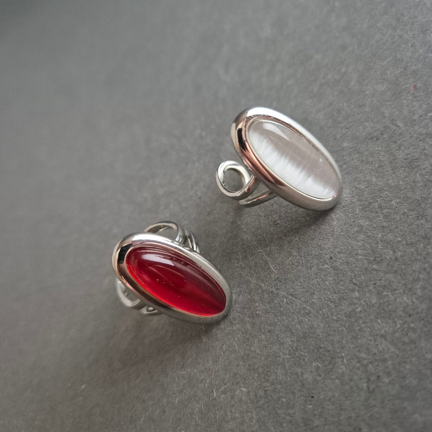 Verstellbare Ringe mit Katzenaugeneffekt – Zweier-Set in Rot & Weiß