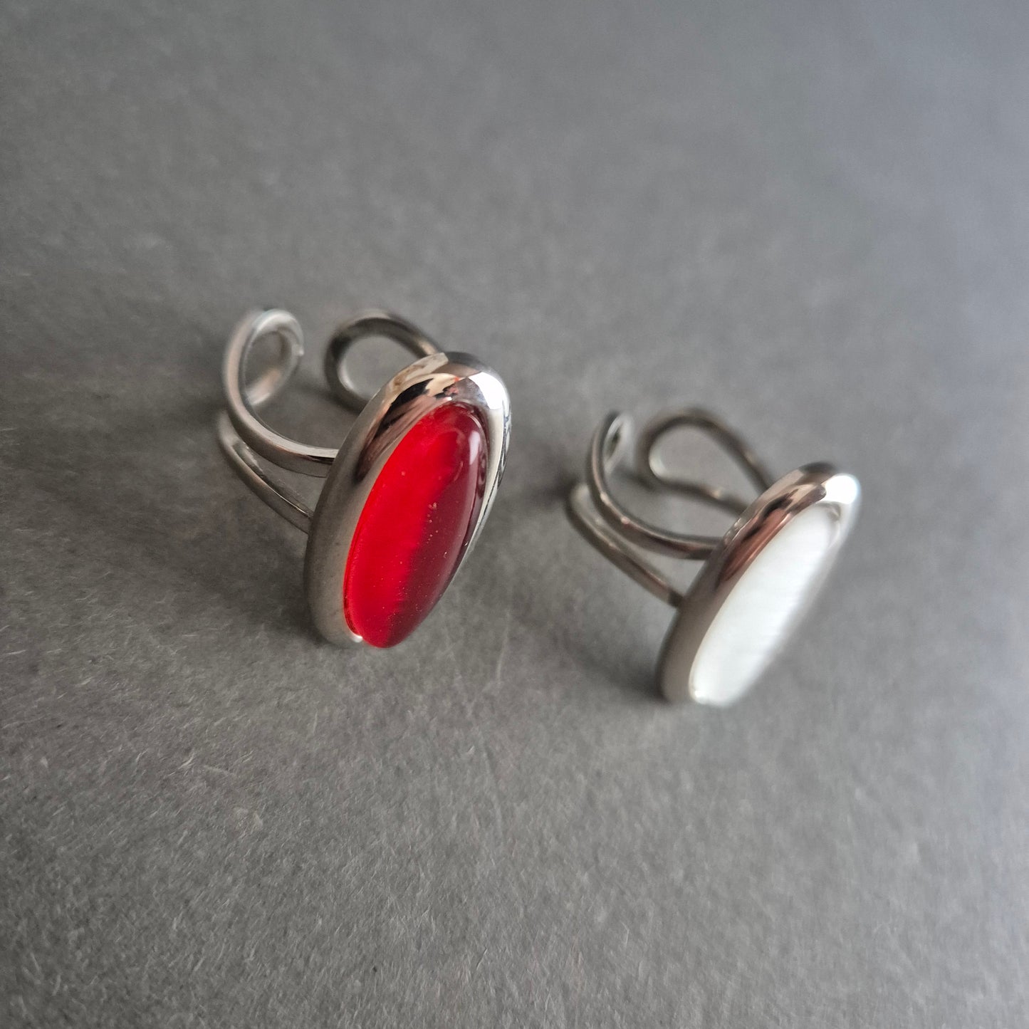 Verstellbare Ringe mit Katzenaugeneffekt – Zweier-Set in Rot & Weiß