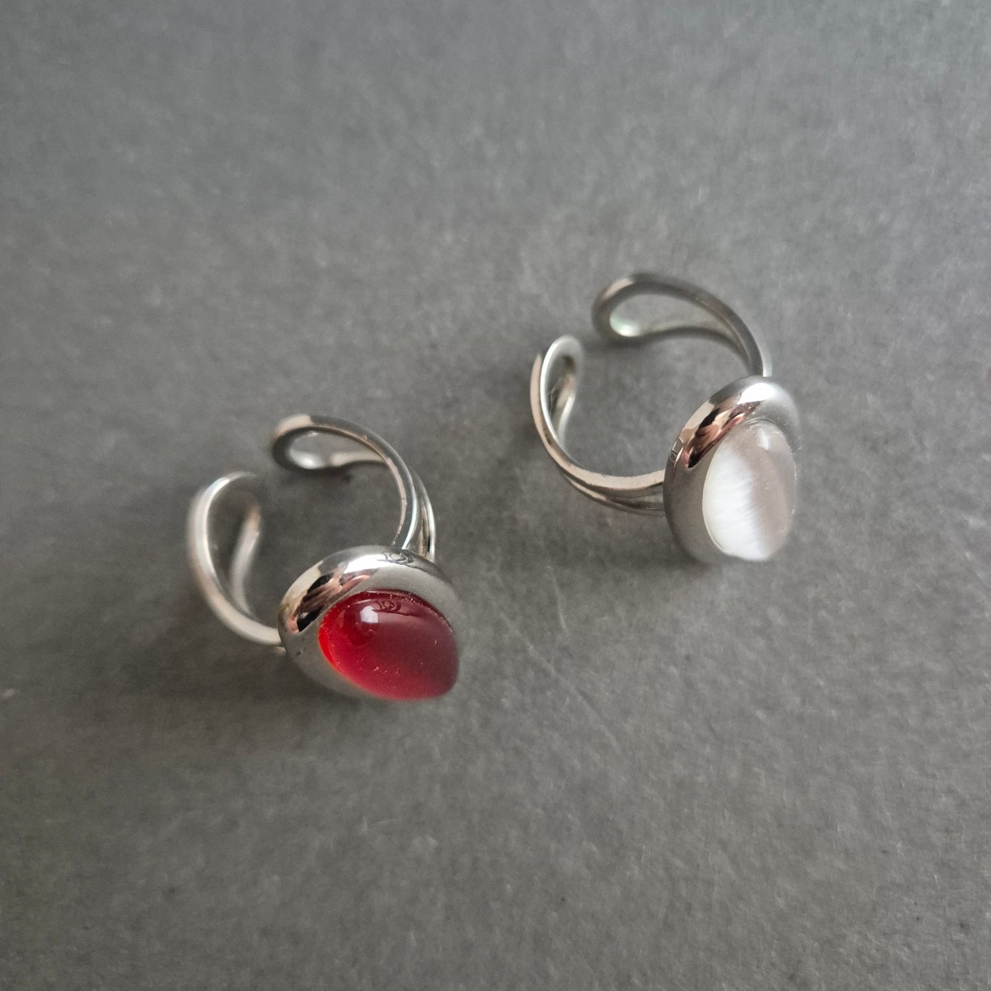 Verstellbare Ringe mit Katzenaugeneffekt – Zweier-Set in Rot & Weiß