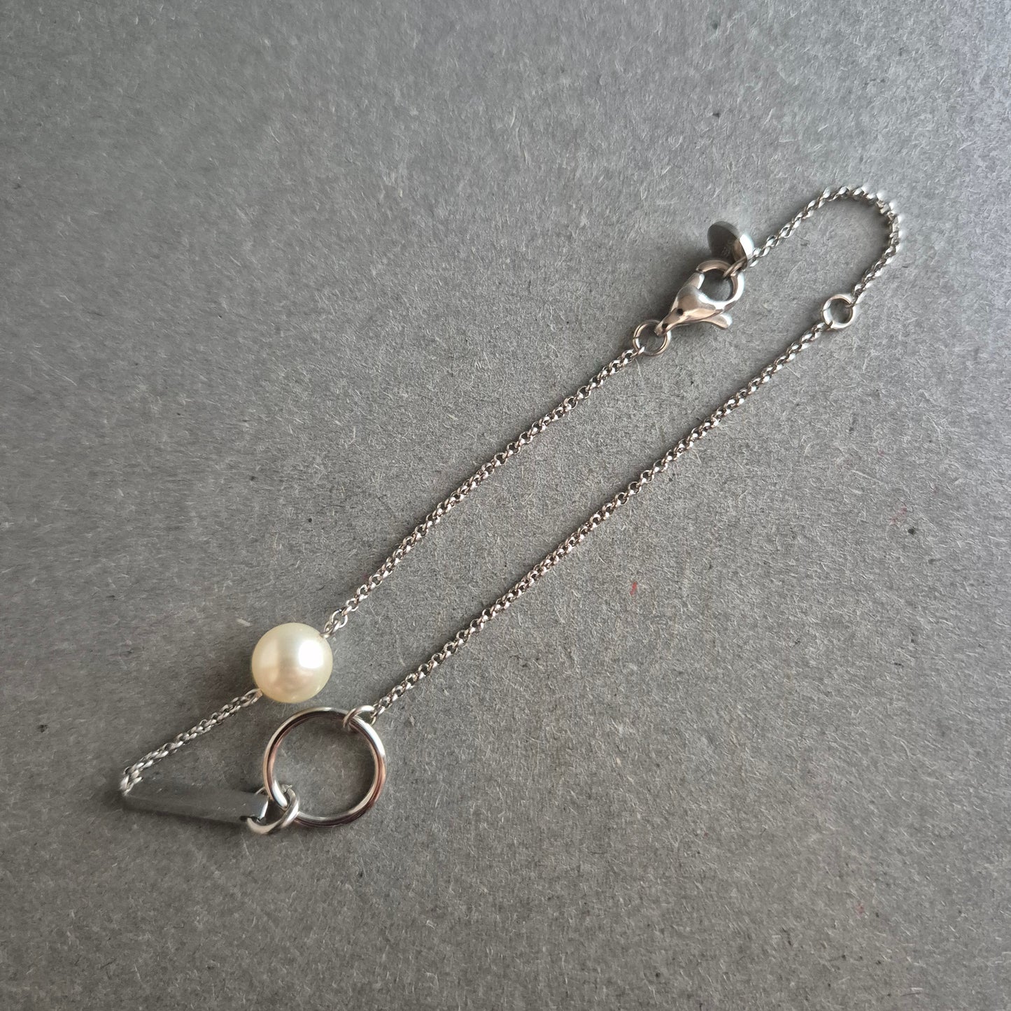 Feines Armband mit Perle und geometrischen Elementen – Modern & Elegant