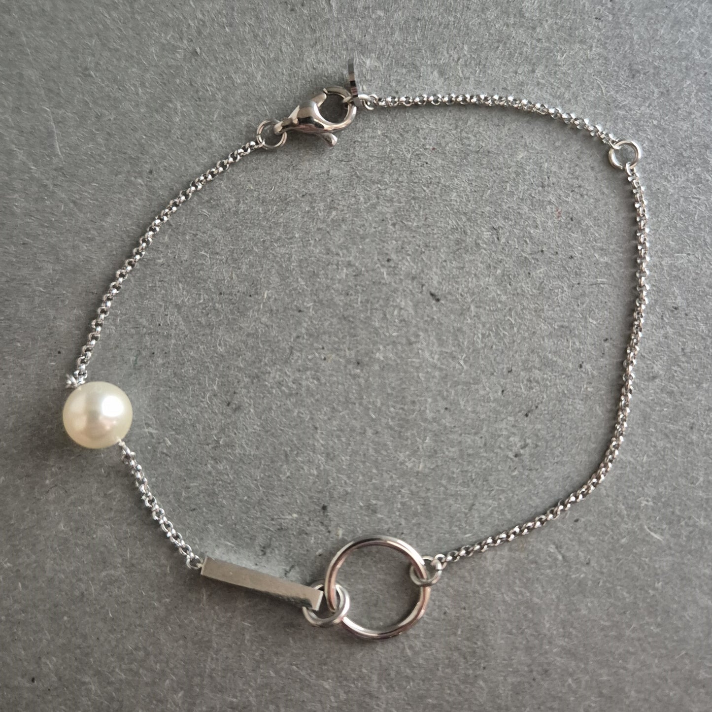 Feines Armband mit Perle und geometrischen Elementen – Modern & Elegant