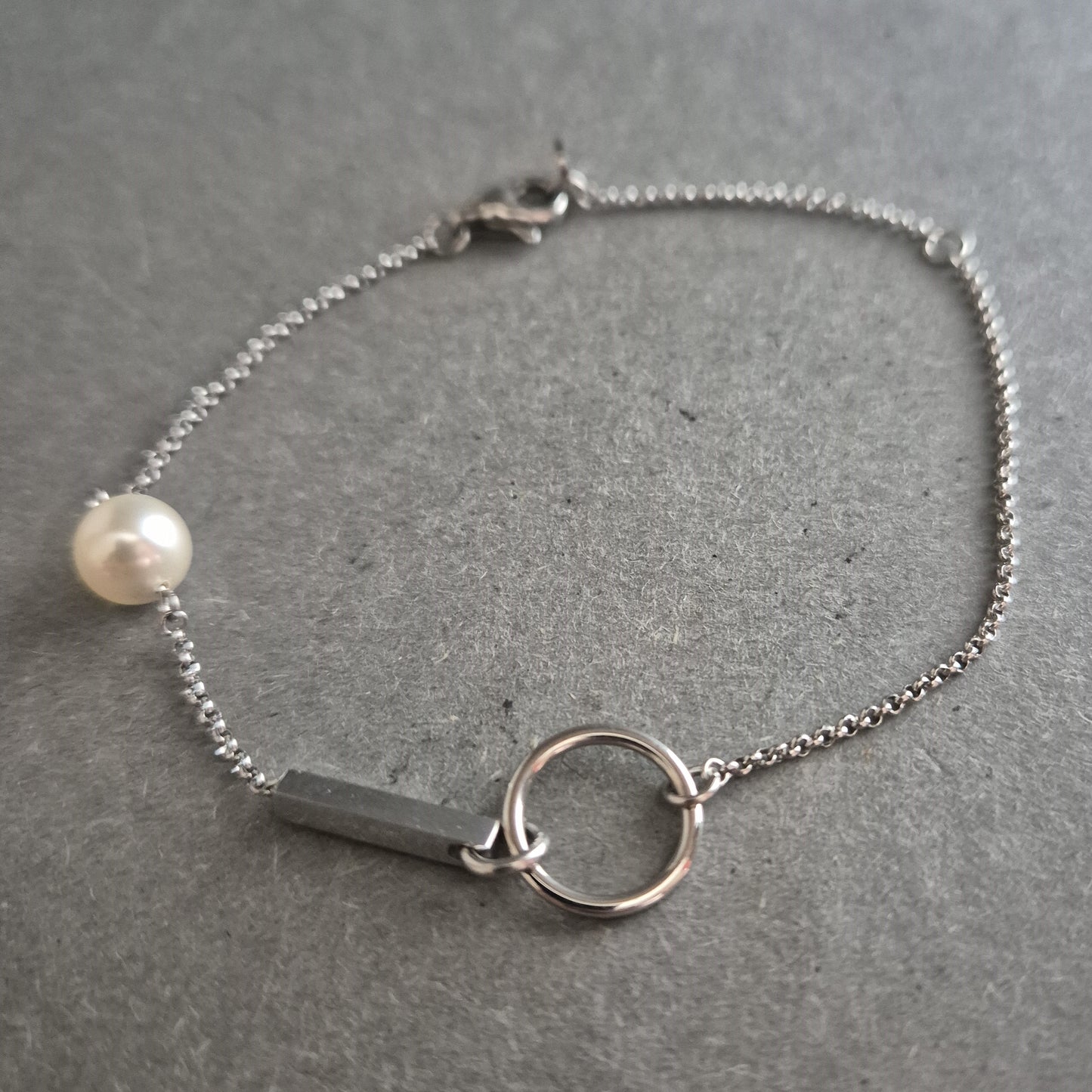 Feines Armband mit Perle und geometrischen Elementen – Modern & Elegant