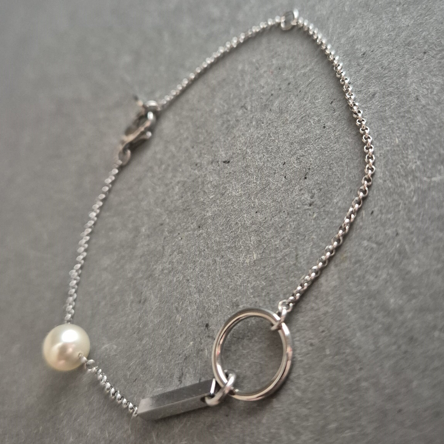 Feines Armband mit Perle und geometrischen Elementen – Modern & Elegant