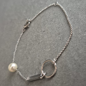Feines Armband mit Perle und geometrischen Elementen – Modern & Elegant