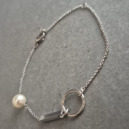 Feines Armband mit Perle und geometrischen Elementen – Modern & Elegant