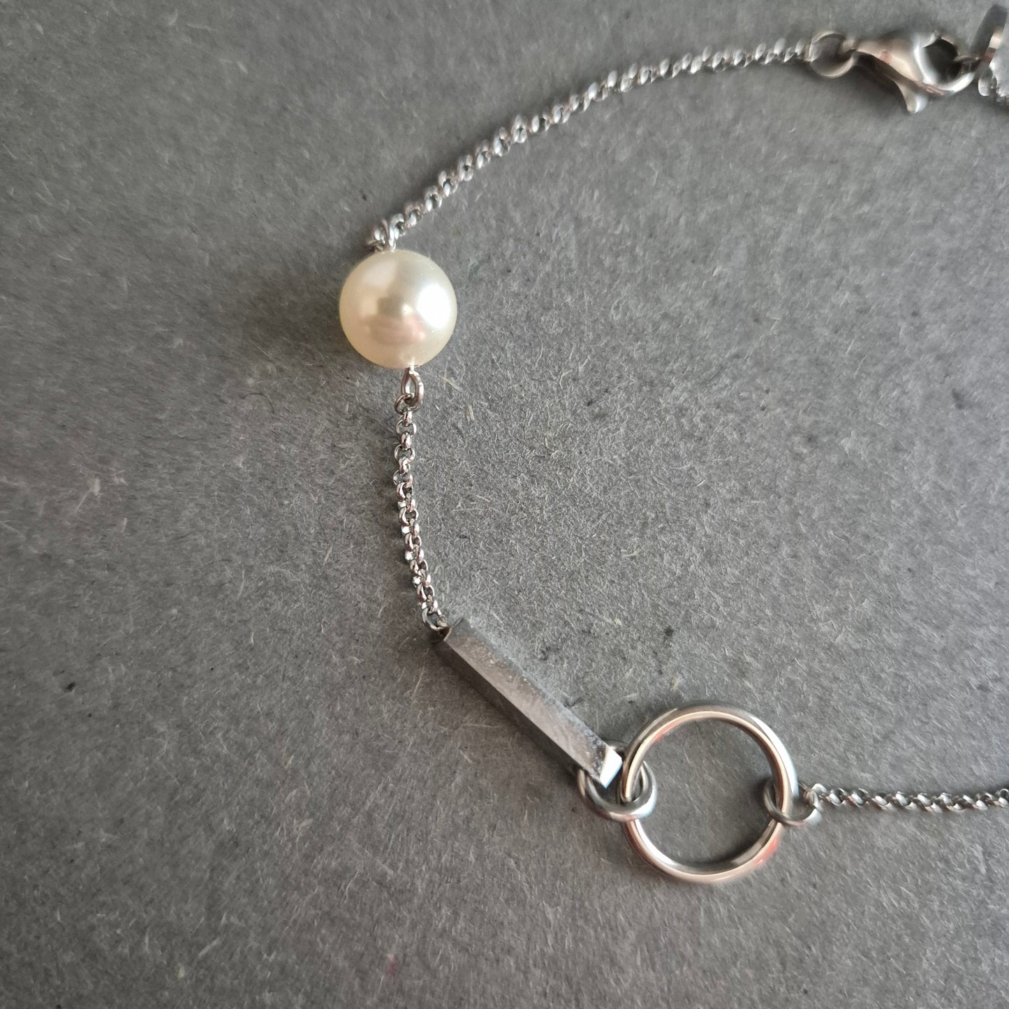 Feines Armband mit Perle und geometrischen Elementen – Modern & Elegant