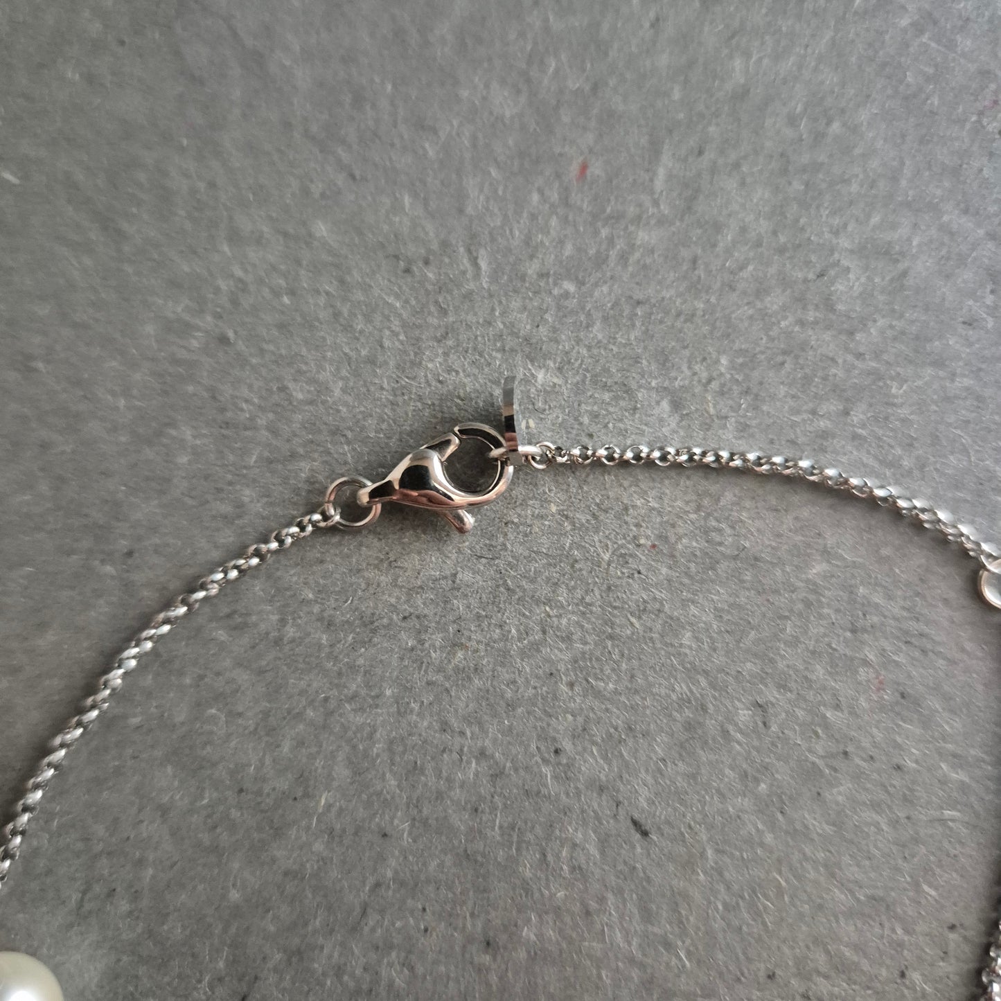 Feines Armband mit Perle und geometrischen Elementen – Modern & Elegant