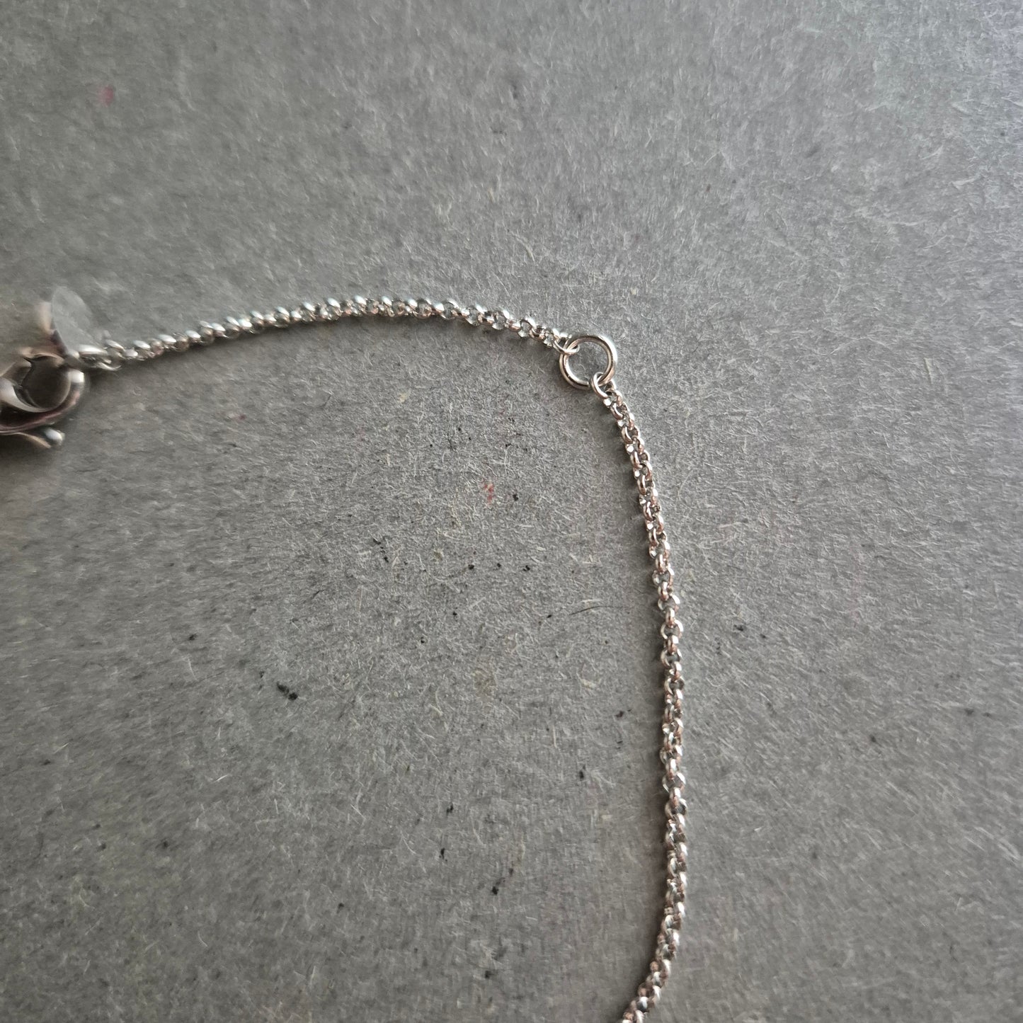 Feines Armband mit Perle und geometrischen Elementen – Modern & Elegant