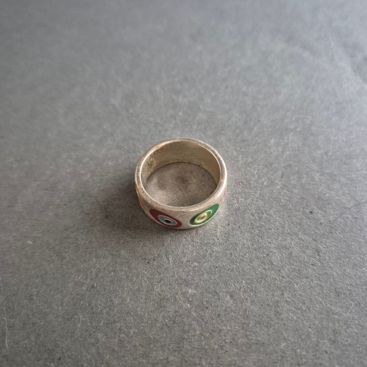 Breiter Emaille-Ring mit buntem Kreismuster – Retro-Look mit Charakter