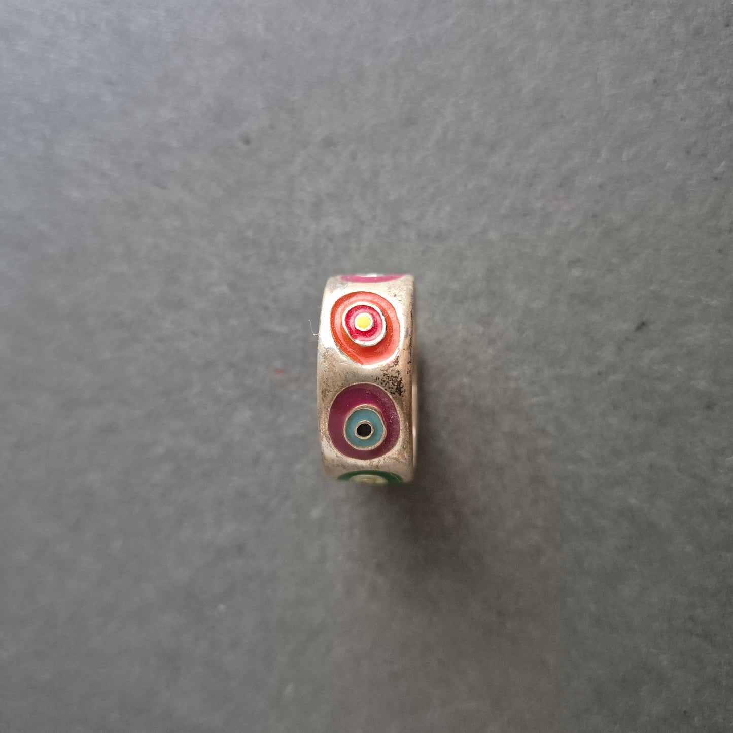 Breiter Emaille-Ring mit buntem Kreismuster – Retro-Look mit Charakter