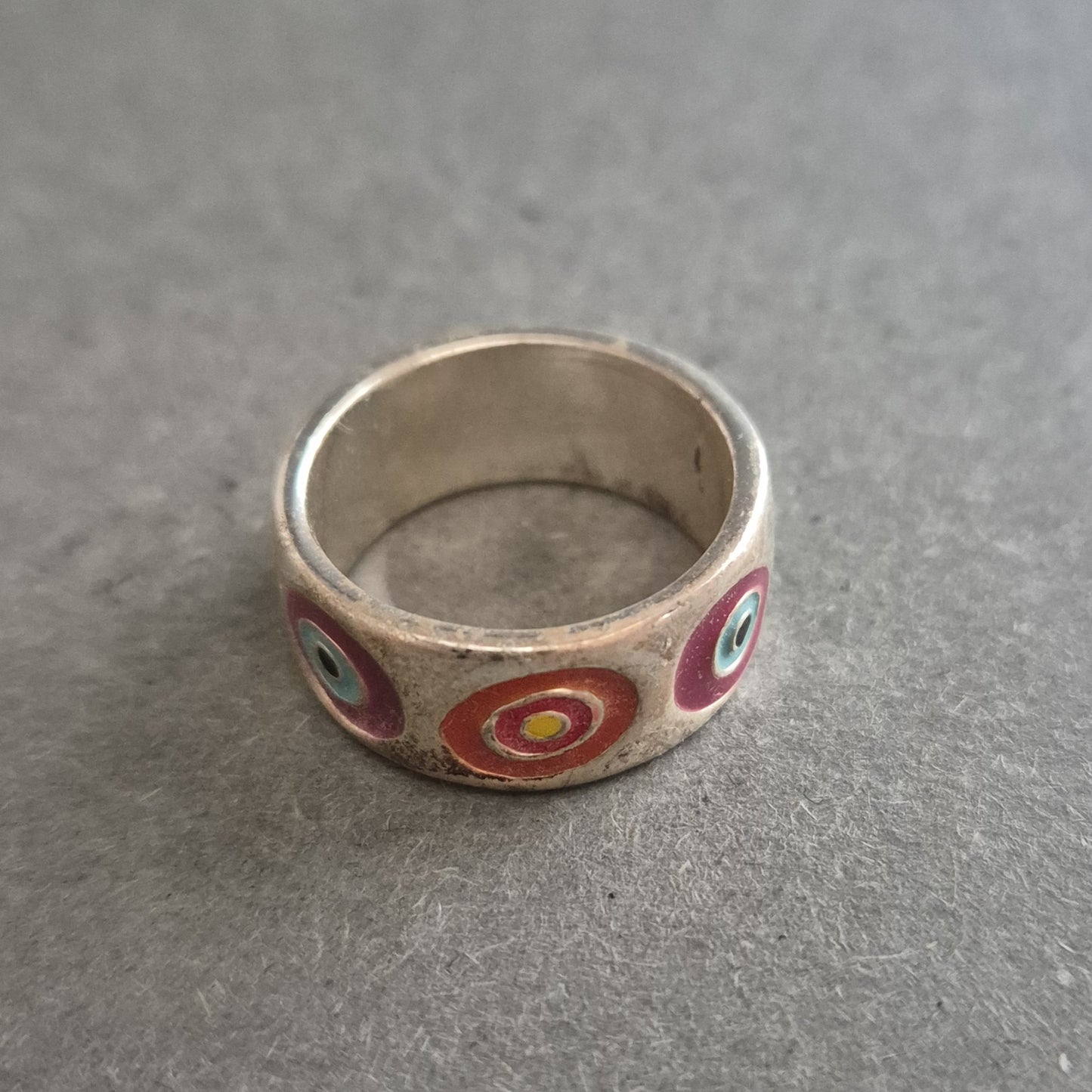 Breiter Emaille-Ring mit buntem Kreismuster – Retro-Look mit Charakter