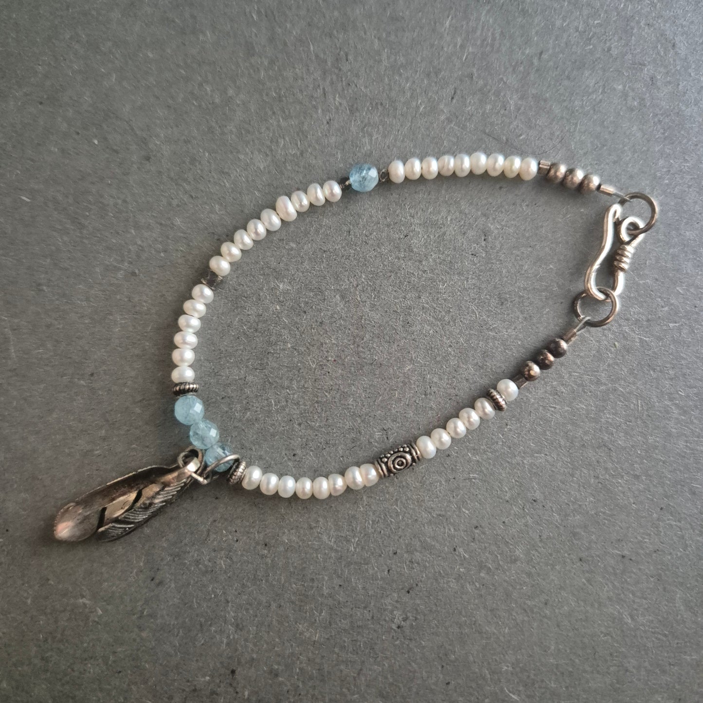 Perlenarmband mit Federnanhänger – Boho-Stil trifft auf Vintage-Charme