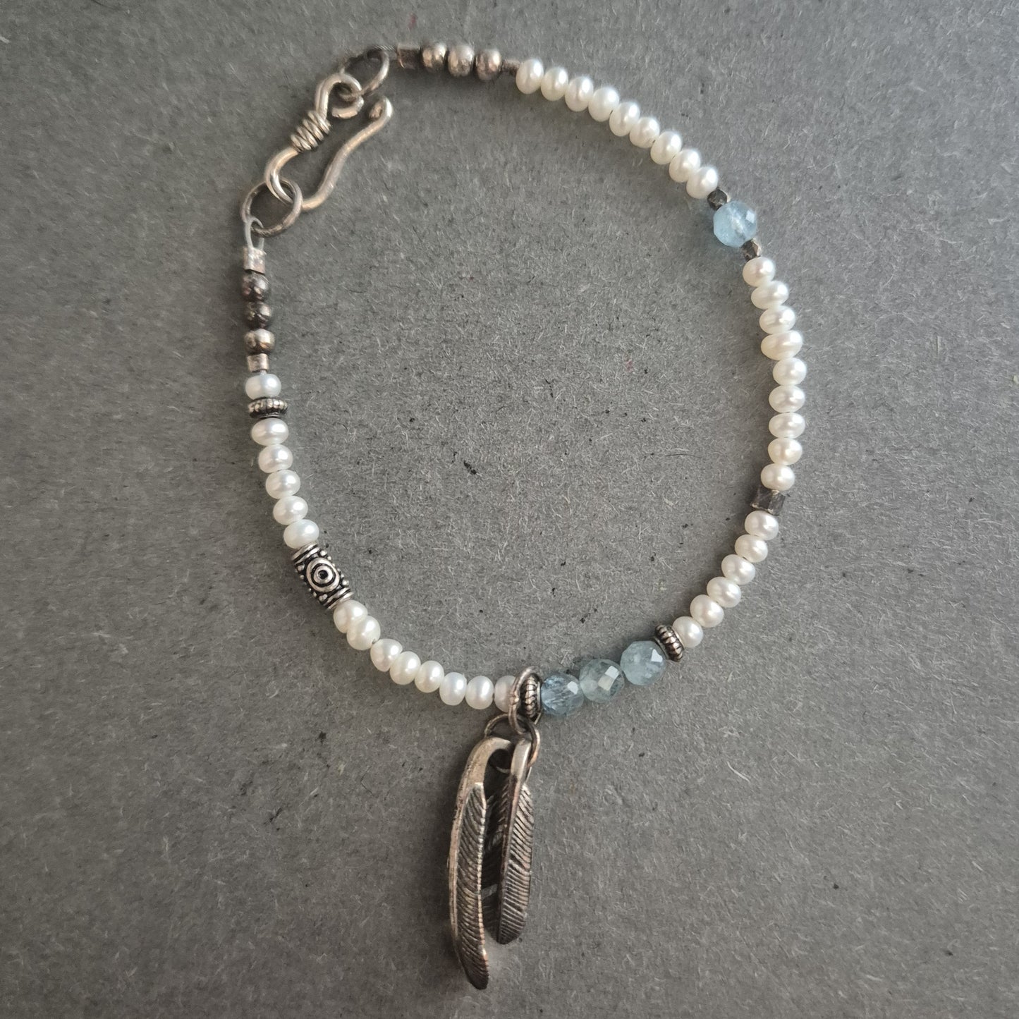 Perlenarmband mit Federnanhänger – Boho-Stil trifft auf Vintage-Charme