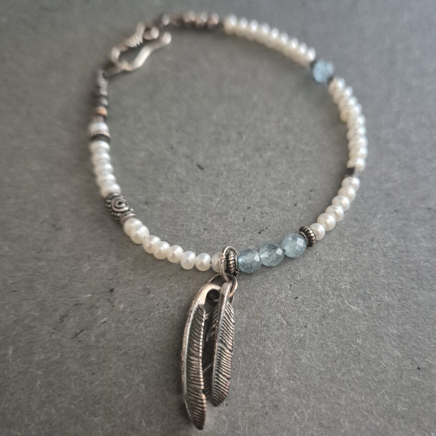 Perlenarmband mit Federnanhänger – Boho-Stil trifft auf Vintage-Charme