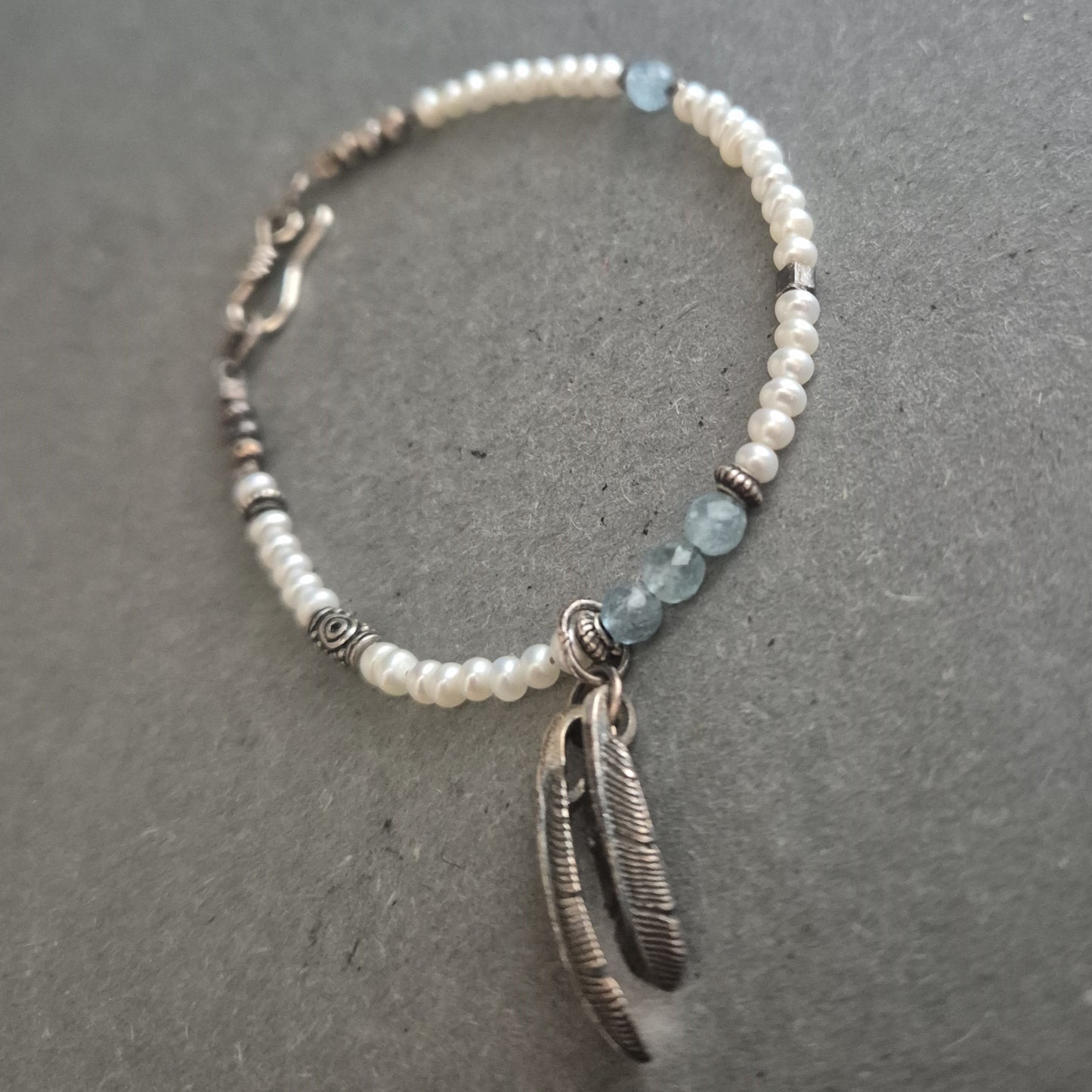 Perlenarmband mit Federnanhänger – Boho-Stil trifft auf Vintage-Charme