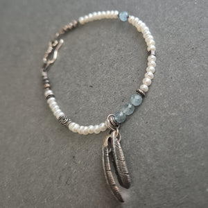 Perlenarmband mit Federnanhänger – Boho-Stil trifft auf Vintage-Charme