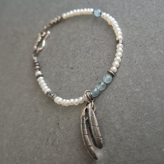 Perlenarmband mit Federnanhänger – Boho-Stil trifft auf Vintage-Charme