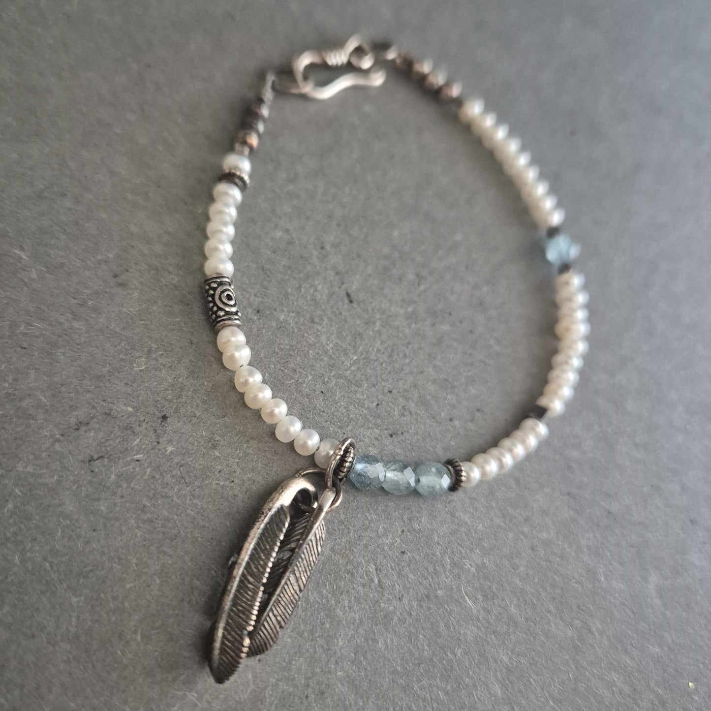 Perlenarmband mit Federnanhänger – Boho-Stil trifft auf Vintage-Charme