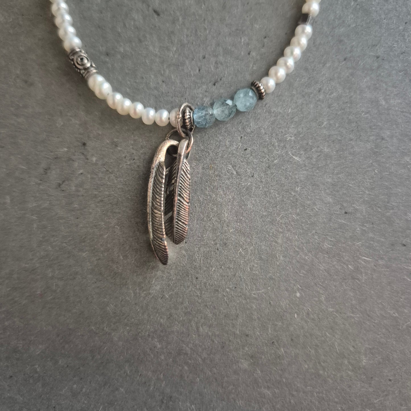 Perlenarmband mit Federnanhänger – Boho-Stil trifft auf Vintage-Charme