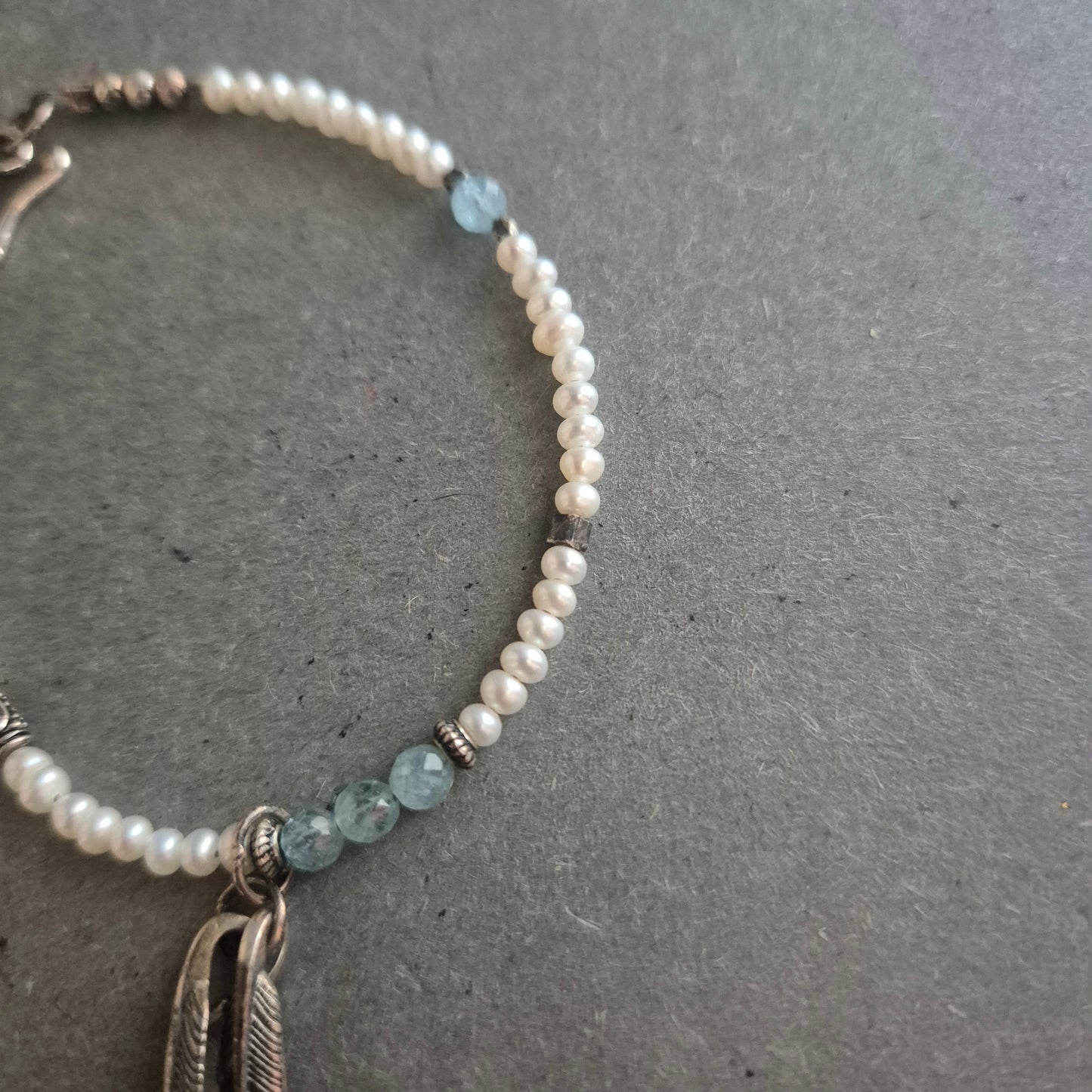 Perlenarmband mit Federnanhänger – Boho-Stil trifft auf Vintage-Charme