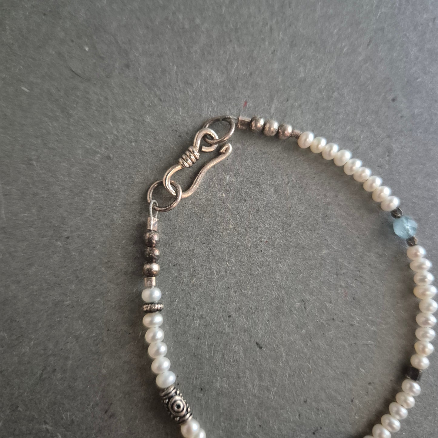 Perlenarmband mit Federnanhänger – Boho-Stil trifft auf Vintage-Charme