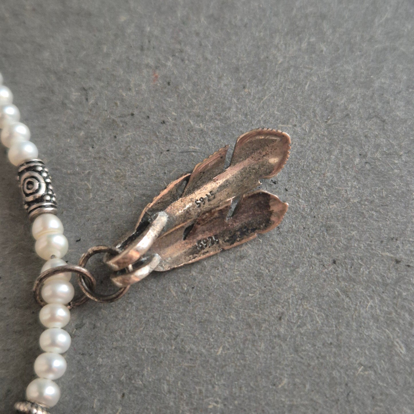 Perlenarmband mit Federnanhänger – Boho-Stil trifft auf Vintage-Charme